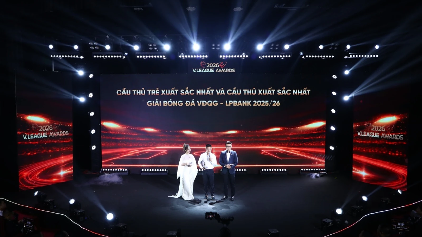 Quang Hải nói gì khi được vinh danh là cầu thủ xuất sắc nhất V-League 2025/2026?